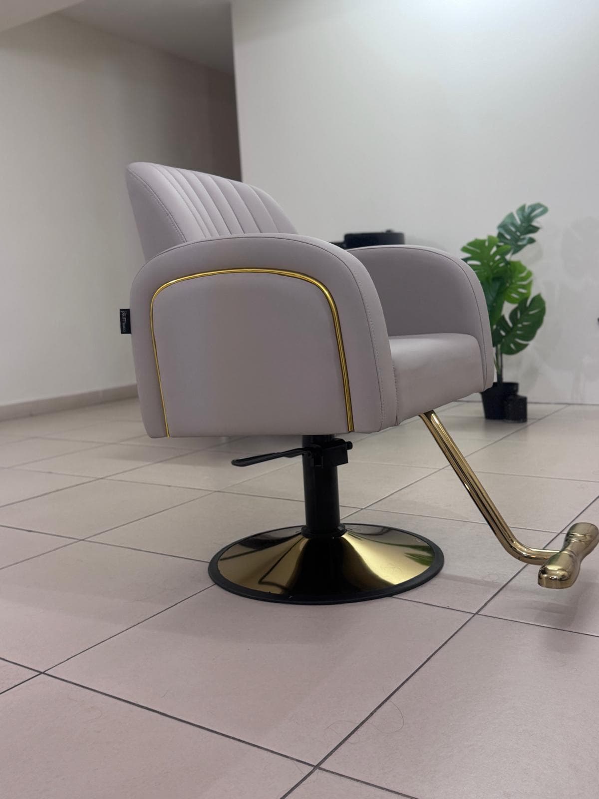 Interior de Bella Studio Bayamón – estaciones de trabajo